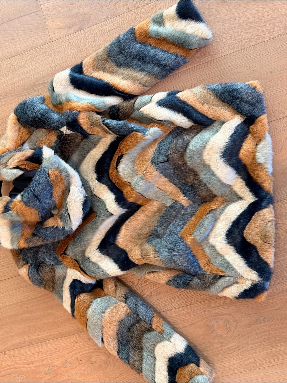 FOREVER 21 Chevron Faux Fur Hooded Jacket Excellent condition - Picture 7 of 8